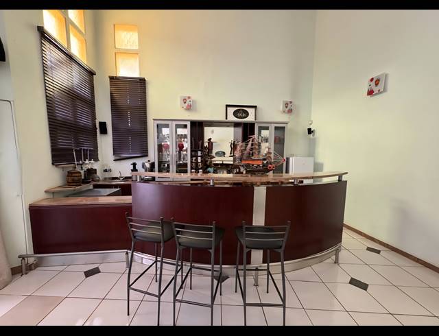 6 BEDROOM FREESTANDING FOR SALE IN BROADLANDS ESTATE